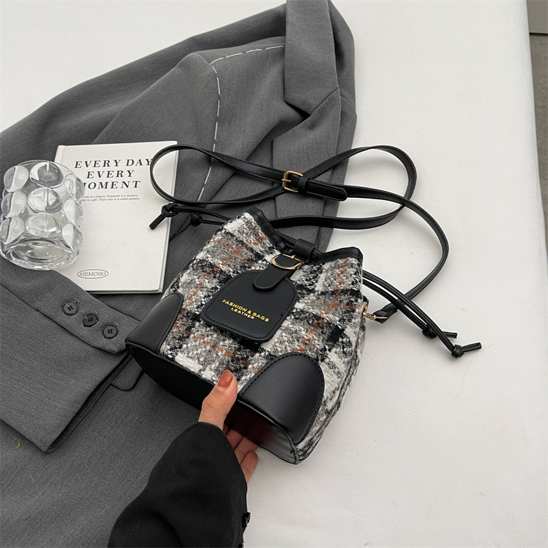 Textura de alto grado todo partido crossbody cubo hombro pequeño bolso para las mujeres 2023 nueva moda viajero retro bolsa de mensajero