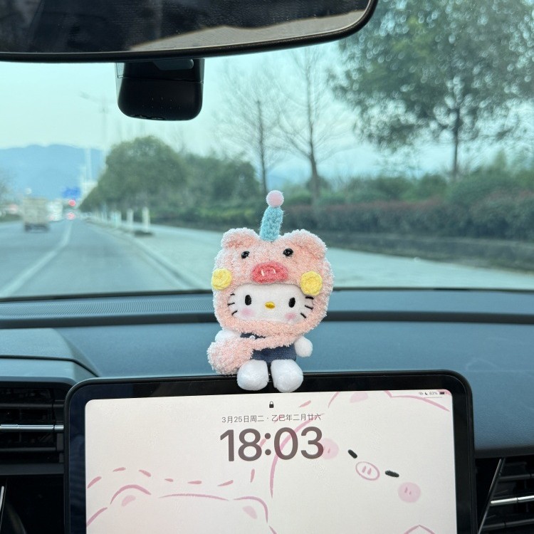 Carretera tiburón mujer mano gatita decoración de coche 2025 nuevo coche consola decoración interior muñeca de peluche