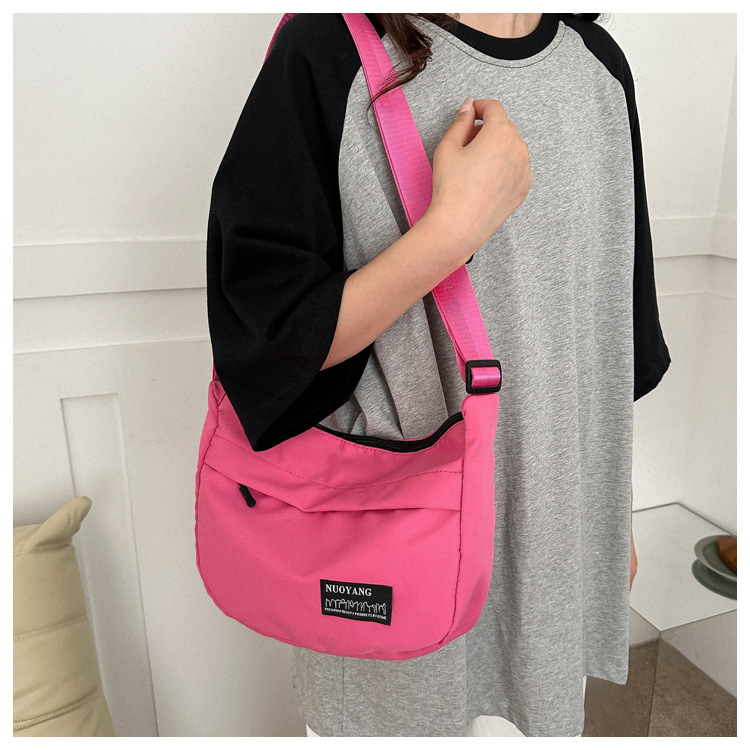 Women's Large Oxford Cloth Solid Color Streetwear Dumpling Shape Zipper Shoulder Bag display picture 6