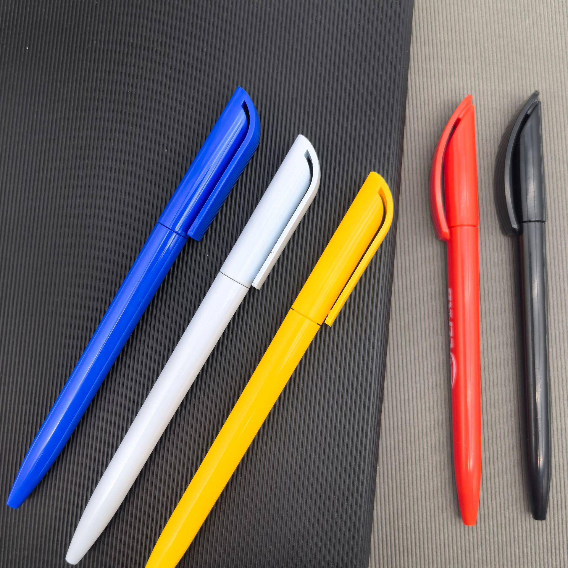 Bolígrafo personalizado fácil de torcer bolígrafo de hotel barato bolígrafo de regalo promocional adecuado para un gran número de bolígrafos publicitarios al por mayor