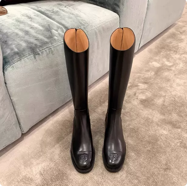 葡萄妈同款 版型绝了~冬季刺绣山茶花真皮后拉链高筒长靴女骑士靴