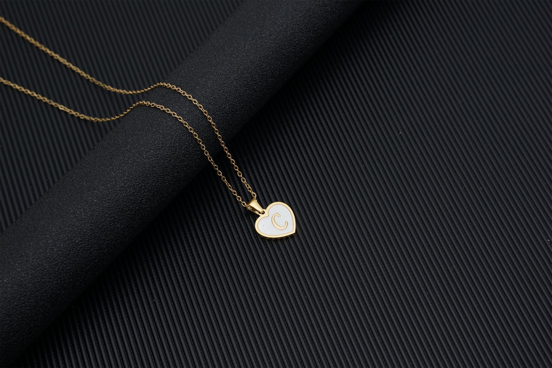 Europa y América 18K oro amor clavícula cadena de las mujeres de acero inoxidable corazón blanco madre colgante 26 letras titanio acero collar