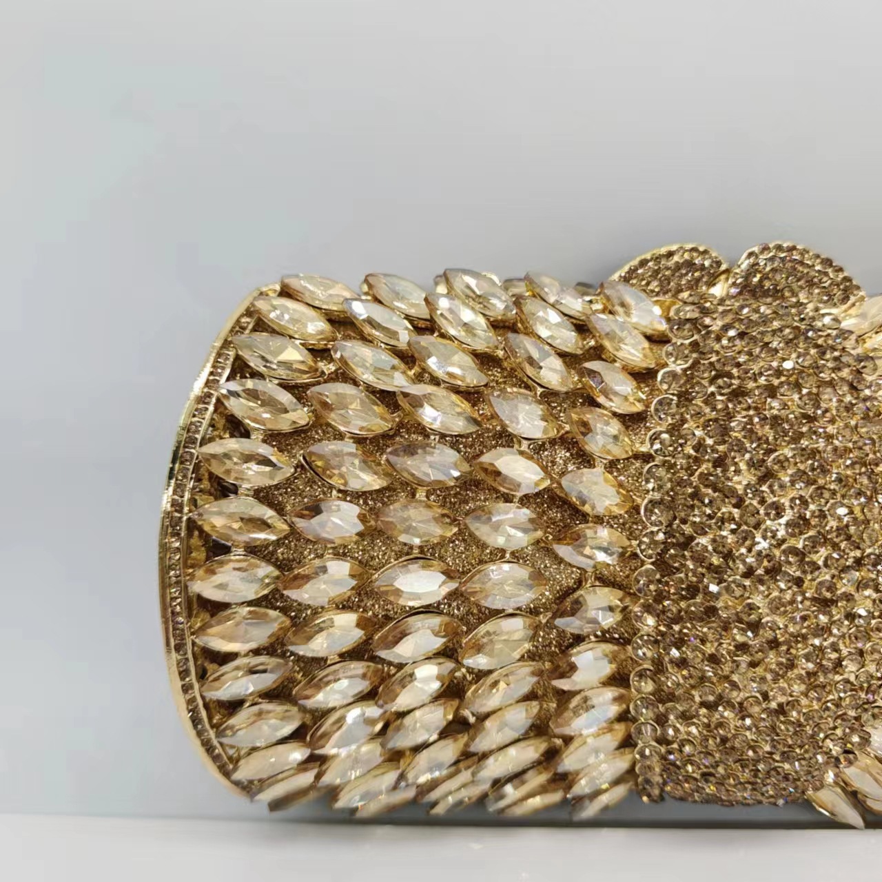 Túi clutch nữ dạ hội đính kim cương giả kim loại rỗng pha lê sang trọng — Đế Vàng Kim Cương, Nền vàng kim cương trắng, Màu tím, Màu bạc chi tiết 10