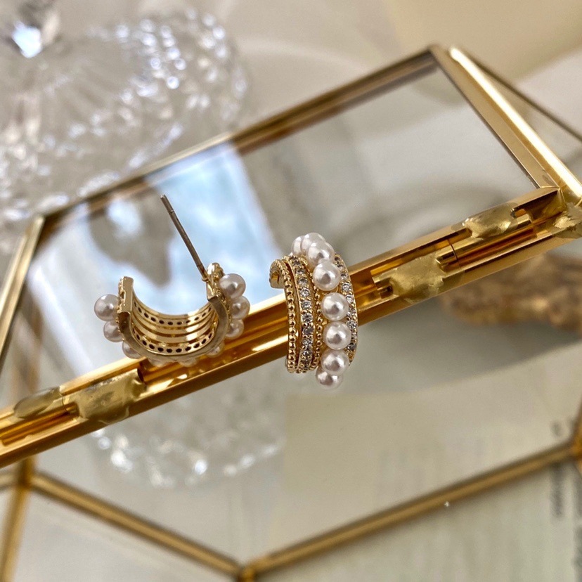Elegant earrings with zircon pearl
