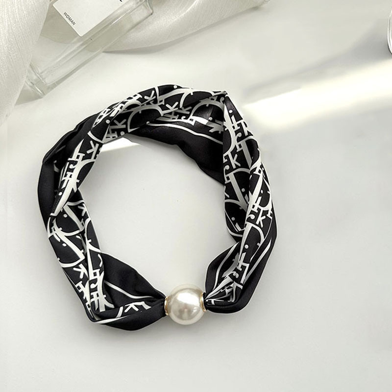 Pañuelo de seda para mujer primavera y verano 2024 nuevo collar de hebilla de succión magnética de perlas de alto nivel de nicho