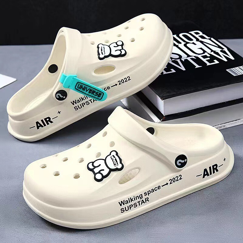 Sports Series Beach Cartoon Clogs, Non-Slip Soft Sole, Fashionable Internet Celebrity Style, Ultra-Comfortable Nurse Closed-Toe Versatile Shoes