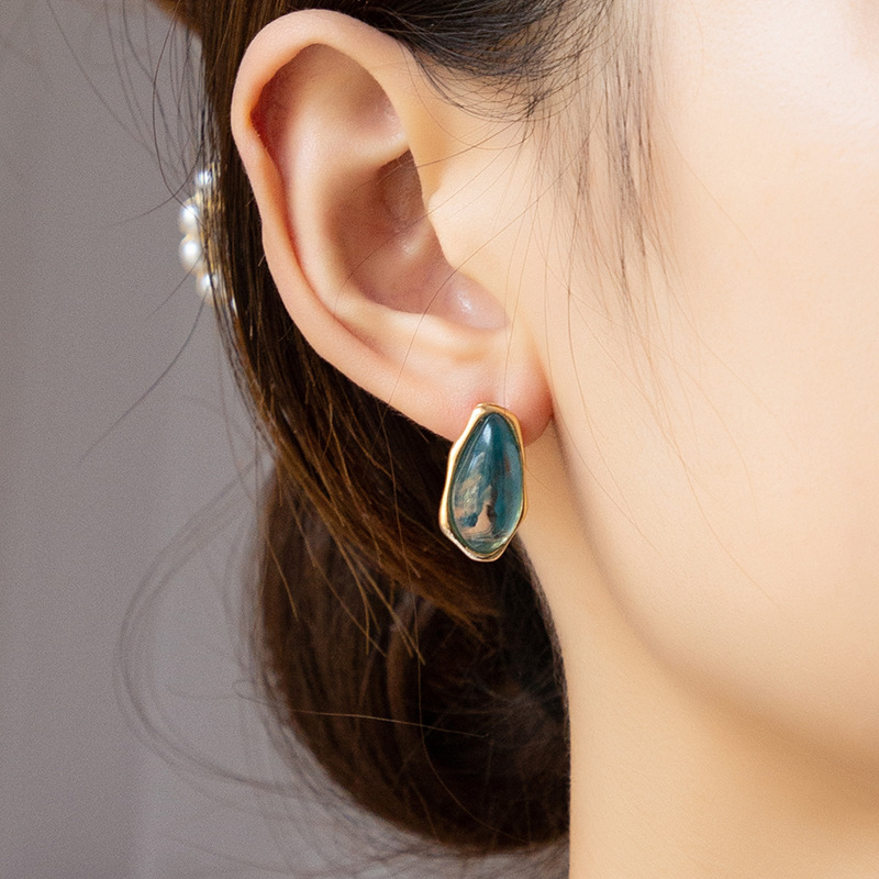 Retro Water Drop Asymmetric Earrings Wholesale Nihaojewelry display picture 4