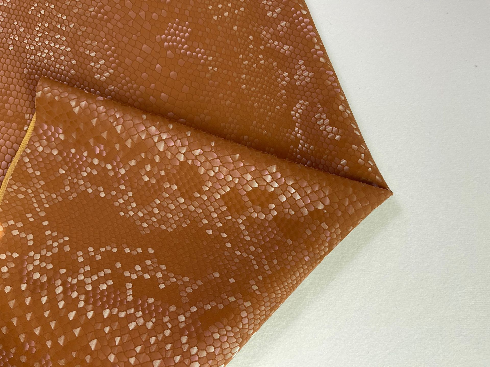 Fabricante spot PU equipaje de cuero artificial material de cuero brillante patrón de serpiente de alto brillo patrón de escamas de dragón bolso de cuero embalaje de la carcasa del teléfono móvil