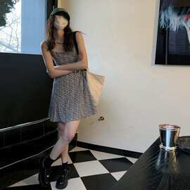 热卖款复古法式碎花吊带连衣裙子女修腰显瘦气质小个子半身裙字裙