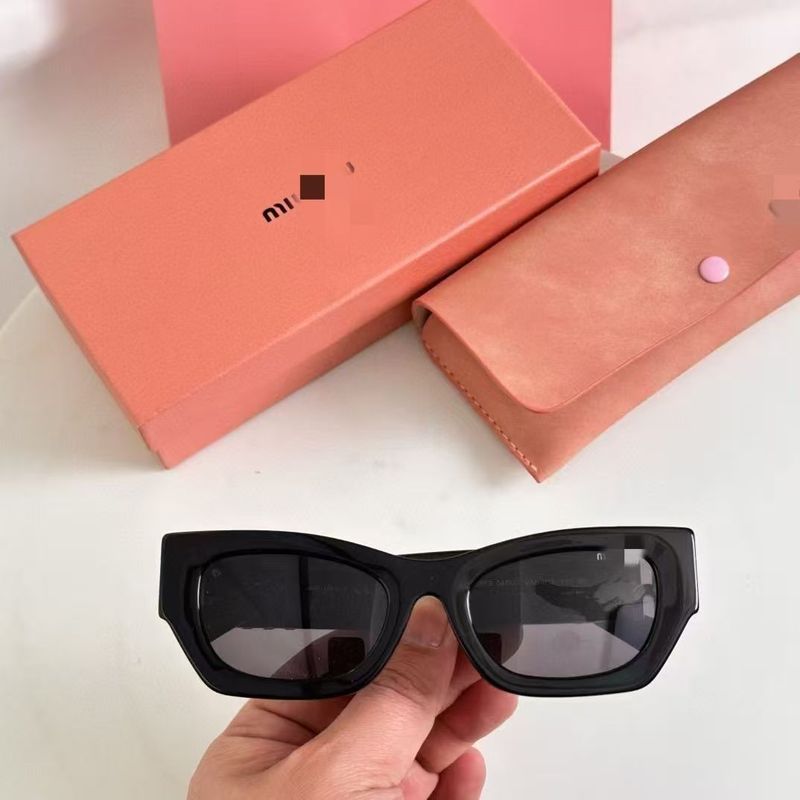 MIU SMU09W ゴールドロゴサングラス 郭彩潔同型 大きな顔を細く見せるサングラス ゴールドロゴ レオパード柄|undefined