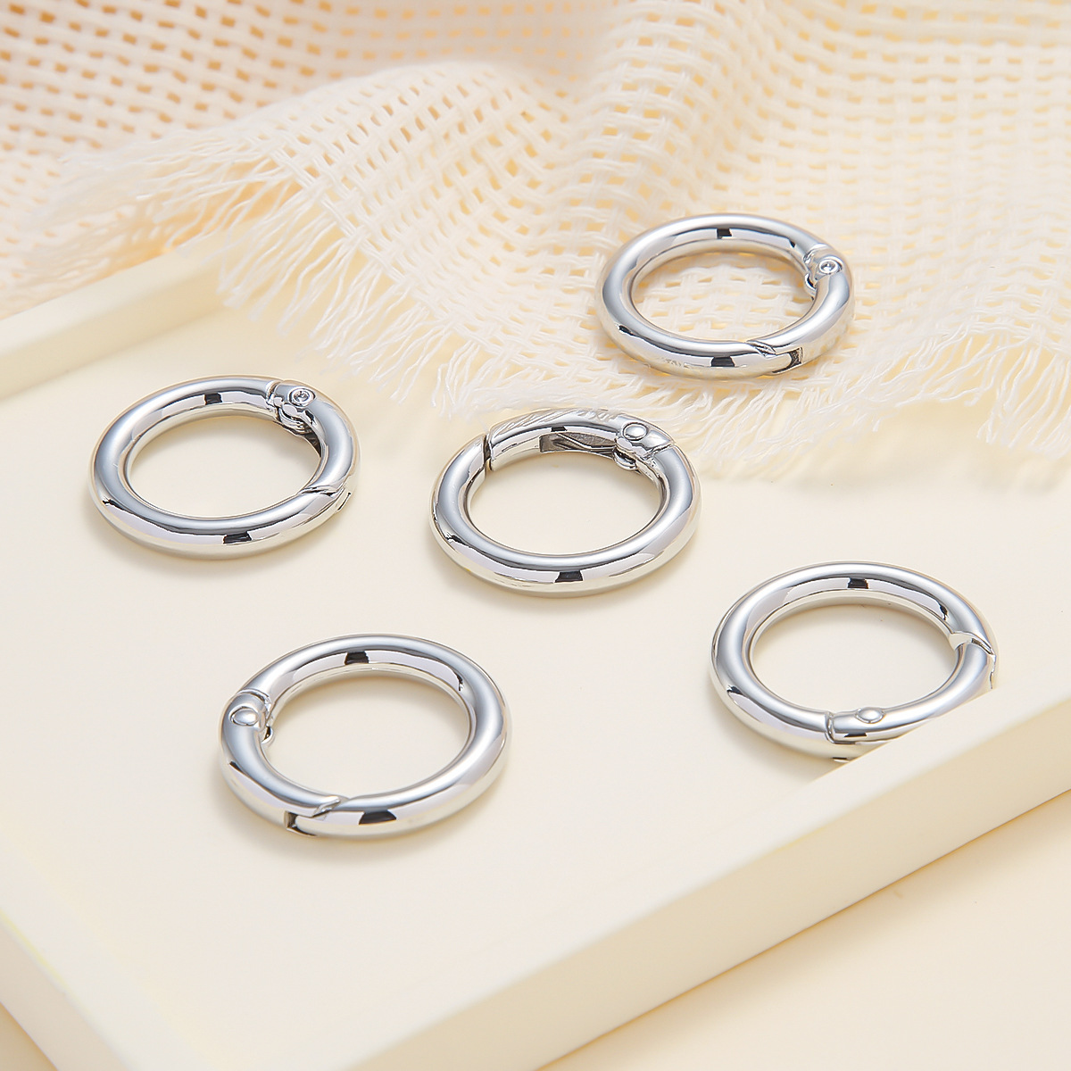 亜鉛合金のスプリングリングのスプリングを掛けて、オープンリングのキーホルダーを掛けます。