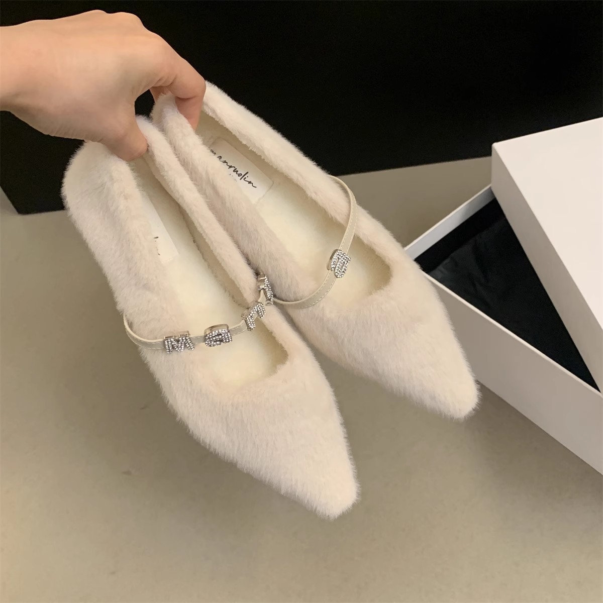 2023 Autunno/inverno Nuova edizione coreana a punta acqua diamante scarpe di peluche per le donne con peluche e stile fata suola piatta scarpe singole_voghion.com