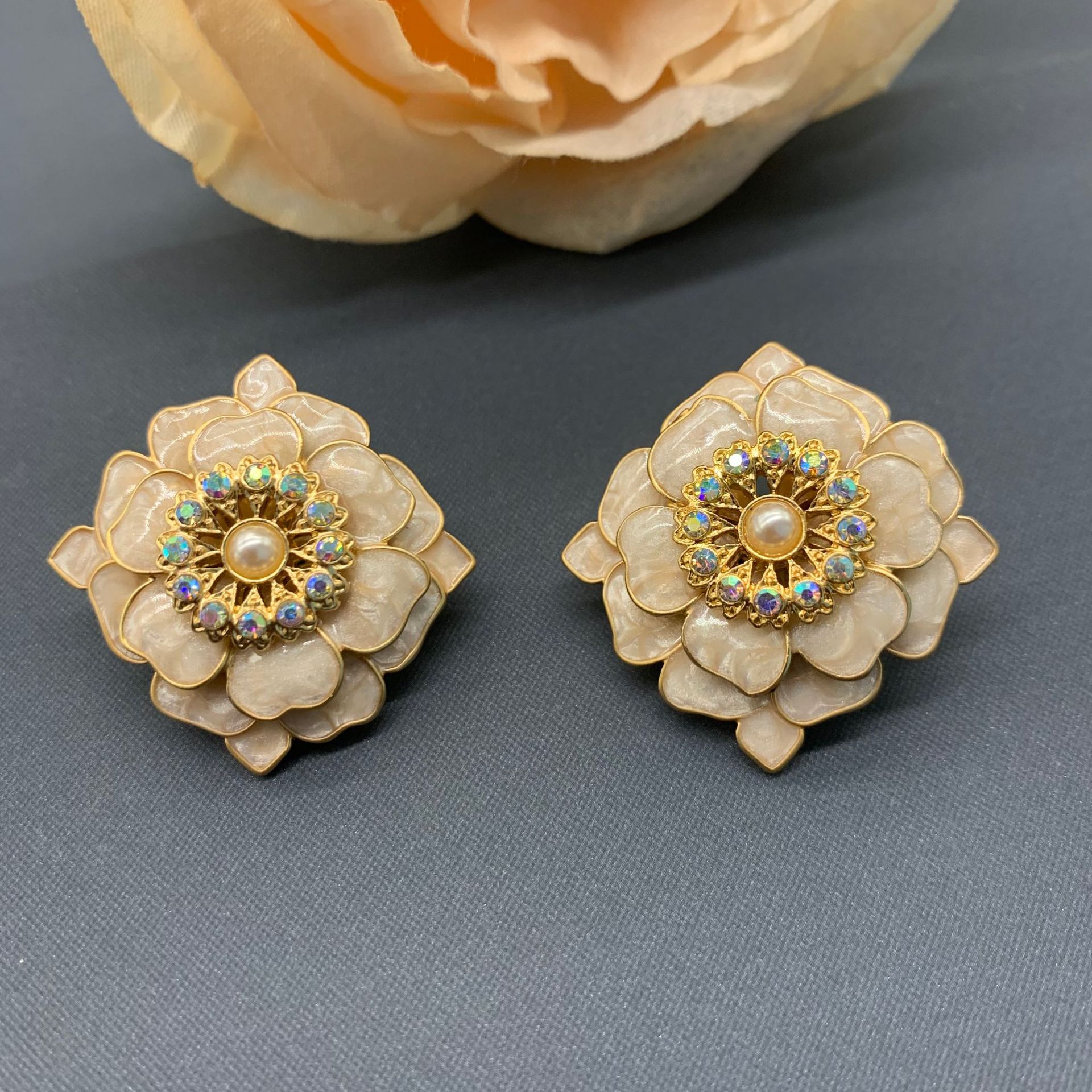 Qingdao Middle Ancient [Tea Words Tea Language] French court retro enamel three-layer three-dimensional petal brooch earring
