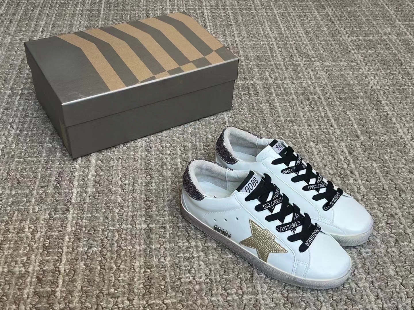 Versión mejorada de Corea del Sur GG Star Zapatos sucios de cola negra Zapatos sucios pequeños Zapatos de tabla viejos de cola plateada para mujer Zapatos casuales de aumento para hombres