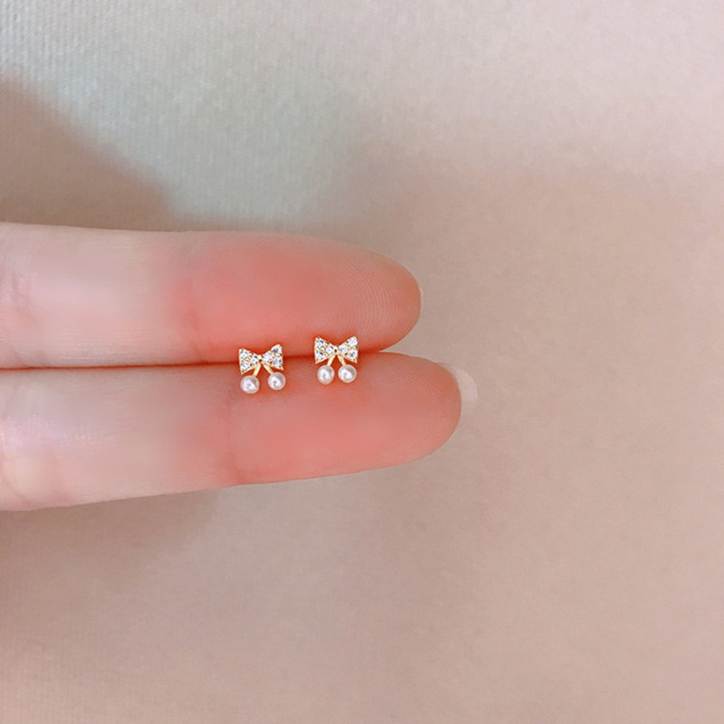 Cubic Zirconia And Pearl Stud Earrings For Everyday Wear_voghion.com