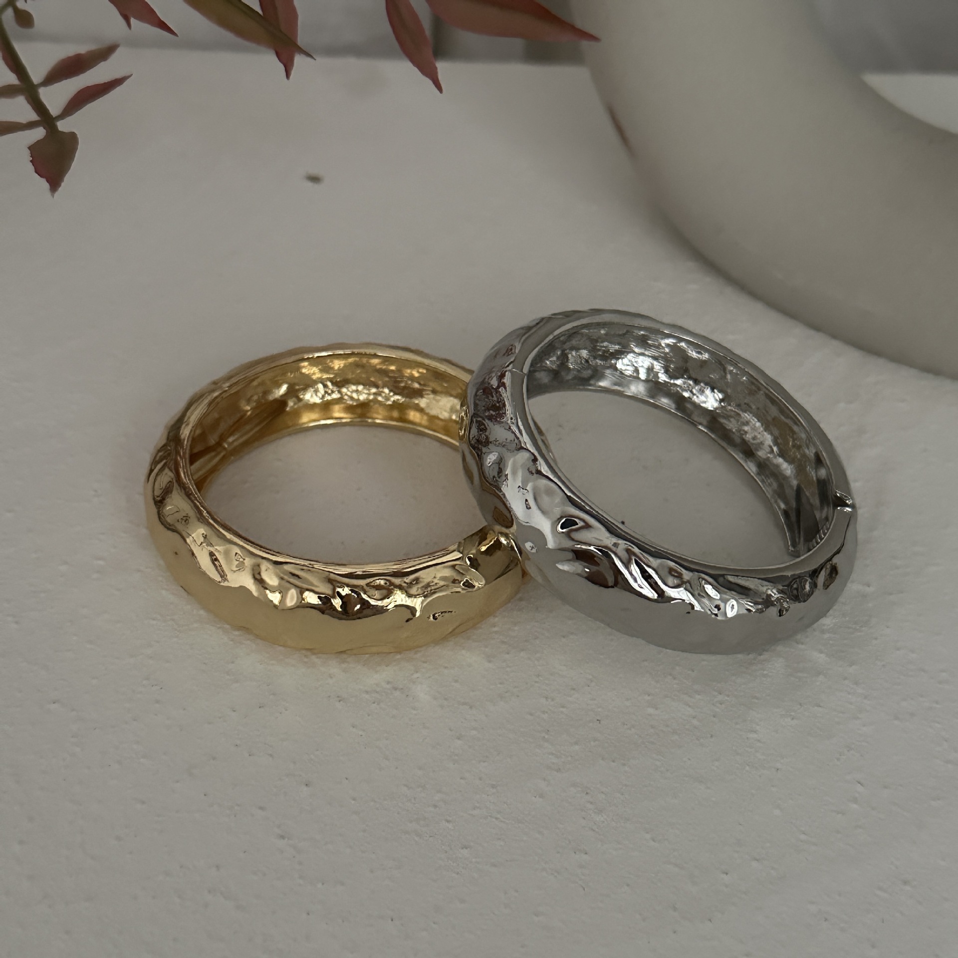 Exaggerated Solid Color Alloy Bangles Wholesale display picture 15