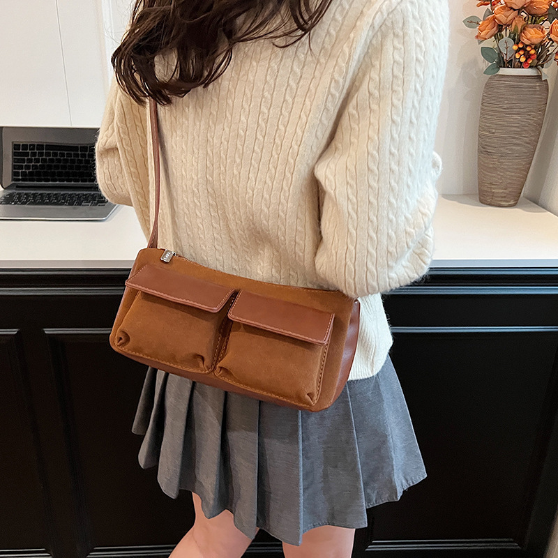 Dongdaemun, Corea del Sur, bolsa de palo de gamuza de gamuza Xiaozhong 2024 otoño e invierno, estilo occidental de moda, bolso de mensajero de un solo hombro con múltiples bolsillos