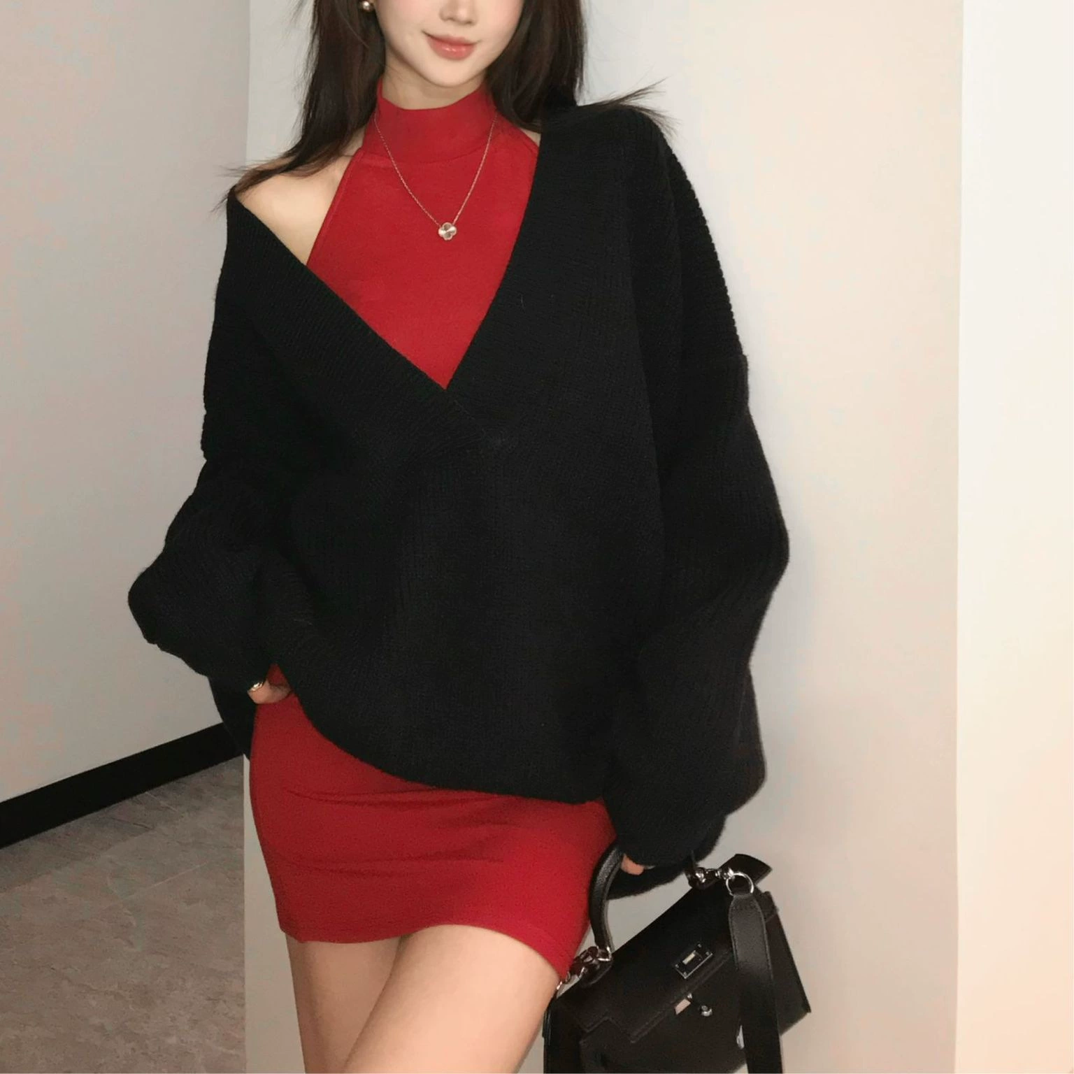 Сплошной свитер костюм с открытой спиной