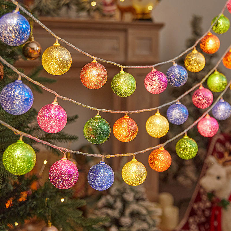 Bolas doradas de colores navideños