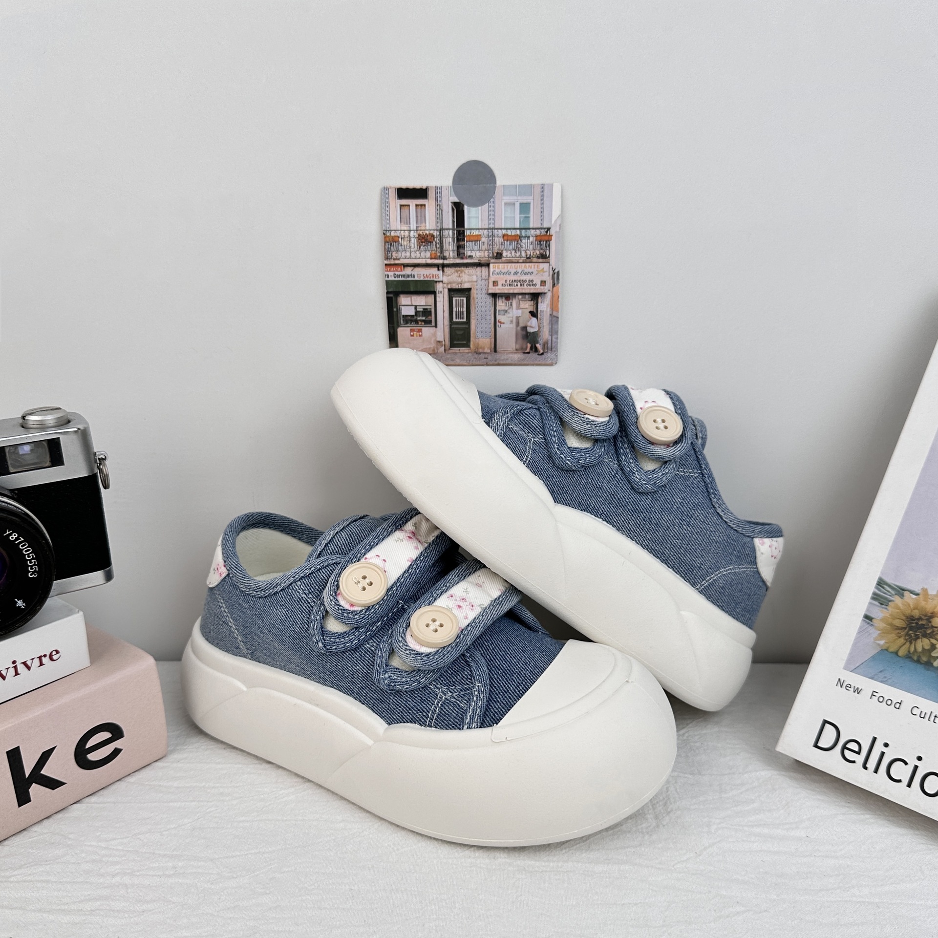 Zapatos de lona de ondas distantes para estudiantes de verano 2025 nuevo velcro con una sola gruesa con una falda zapatos blancos para mujeres