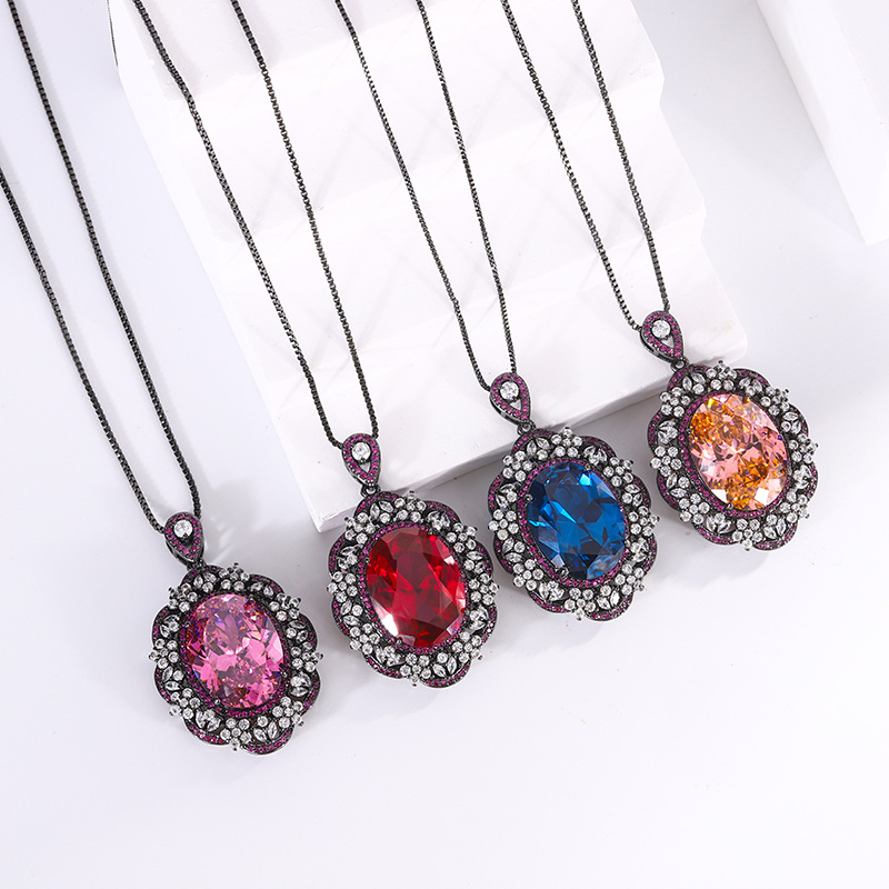 2024 nueva joyería Zhuang Shengsheng fondo de cobre chapado en oro simulación corindón rojo cristal puntiagudo azul oro negro colgante de personalidad 15*20