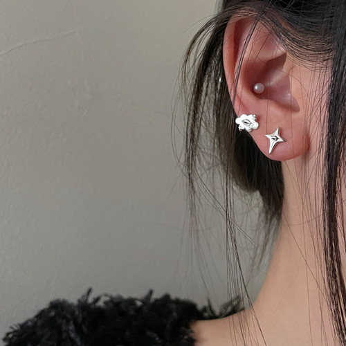 Asymmetrical clouds and stars sleepless earrings for women, unique design with a sense of elegance, cold wind style, versatile earrings