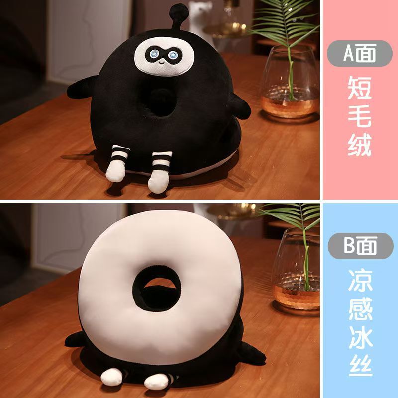 かわいい創意的な昼休みの枕の卵の子のパーティーは腹ばいになります。|undefined