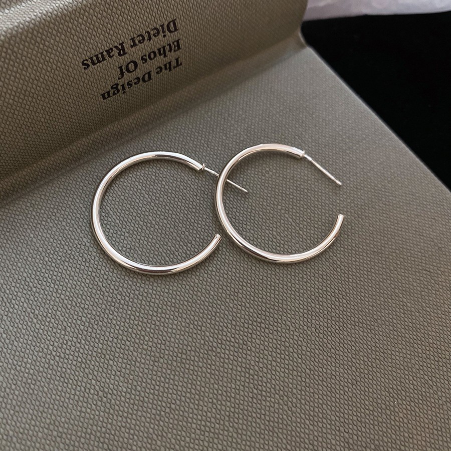 Europa y los Estados Unidos transfronterizos agujas de plata aretes de metal fríos aretes de estilo estilo universal simple aretes de diseño de nicho