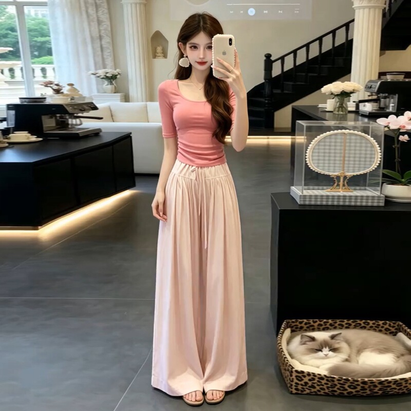 U-Neck Short Top with Pleated Sleeves Paired with High-Waisted Flowy Wide-Leg Pants, a Gentle and Height-Enhancing Pink Two-Piece Set U-Neck Short Top with Pleated Sleeves Paired with High-Waisted Flowy Wide-Leg Pants, a Gentle and Height-Enhancing Pink Two-Piece Set