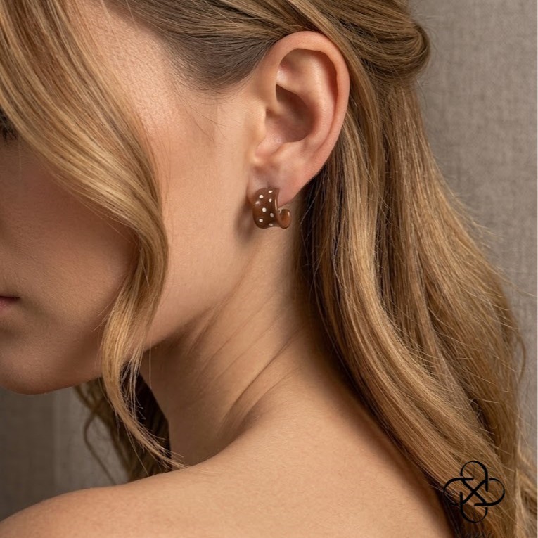Maillard brown polka dot C-shaped small earrings for women, vintage rolled edge resin earrings, commuter earrings, factory mixed wholesale