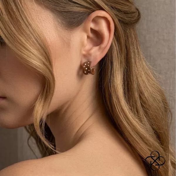 Maillard brown polka dot C-shaped small earrings for women, vintage rolled edge resin earrings, commuter earrings, factory mixed wholesale