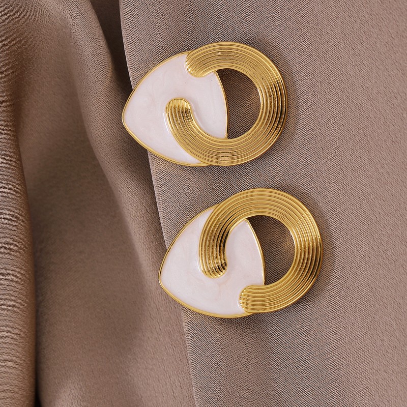 Viento que sopla Medio Verano Zhao Liying mismo estilo pendientes Xu Medio Verano natural blanco pendientes de fritillary triángulo C pendientes nicho diseño