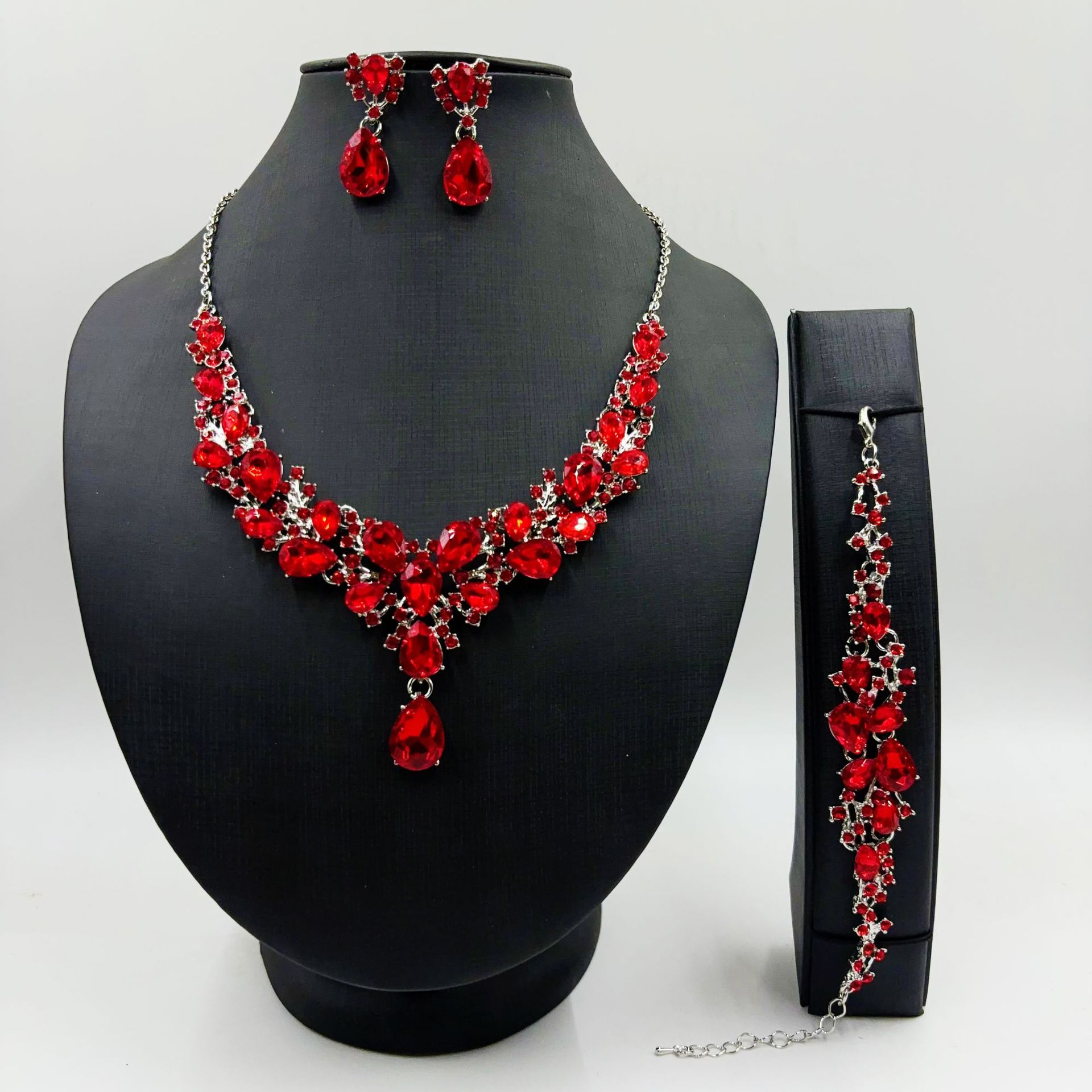 Cross-border Amazon necklace wholesale, teardrop crystal bridal full diamond accessory necklace earrings wedding dress three-piece set