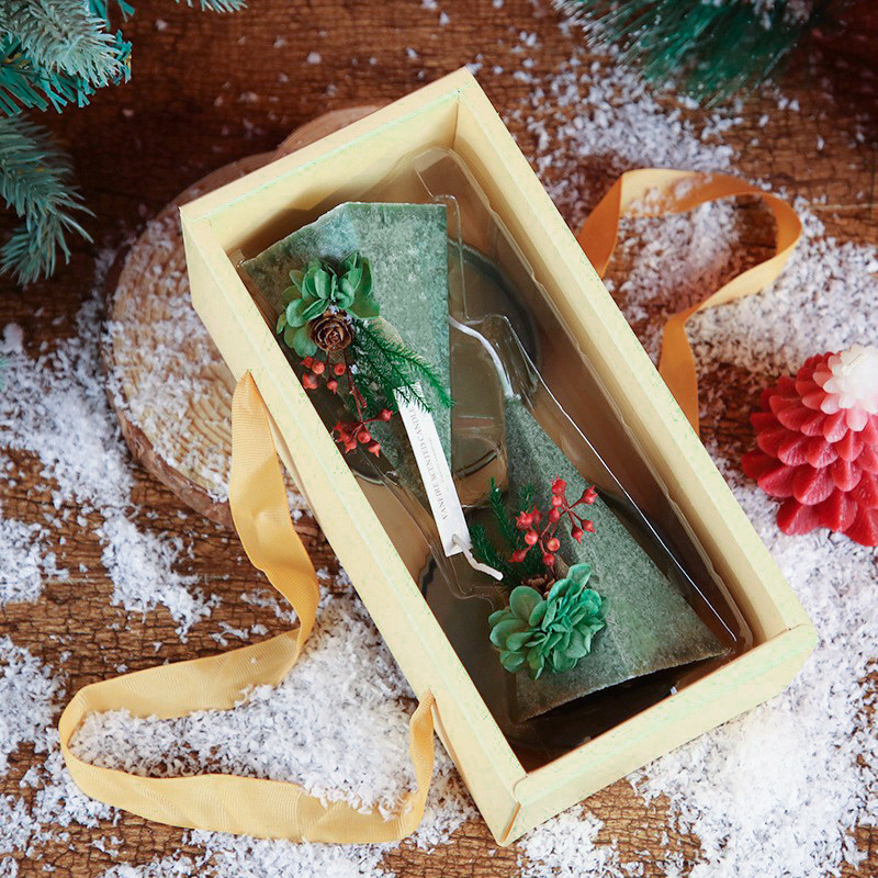 Enfeite de vela natalina criativo em formato de pinheiro com flocos de neve, estilo INS, para nicho ou presente sofisticado._voghion.com