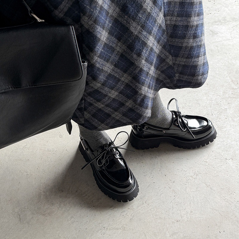 Giày loafer nữ đế dày mũi tròn buộc dây da bò — Đen (bóng)