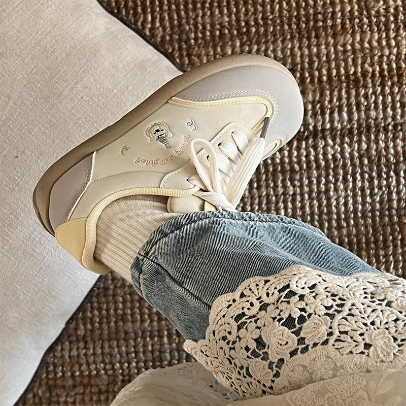 Zapatos chic, zapatos blancos de suela gruesa para estudiantes, zapatos de entrenamiento alemán retro para mujeres, primavera y otoño de 2025, nuevas zapatillas de deporte de todo fósforo para mujeres