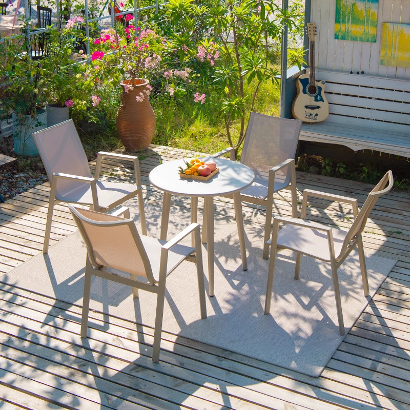 Mesa y silla de patio al aire libre, madera plástica, casa nórdica, patio al aire libre, jardín al aire libre, balcón, combinación de terraza de ocio