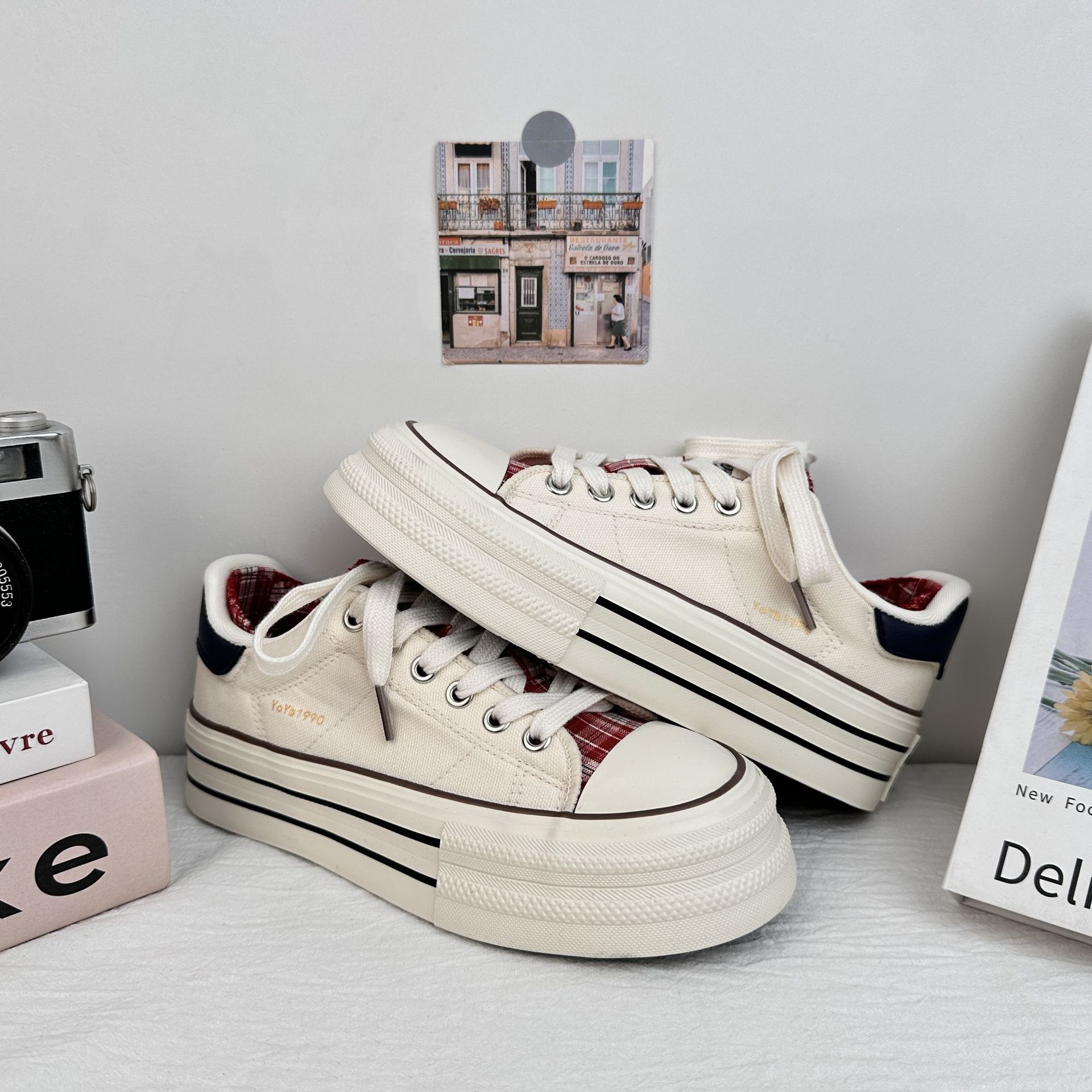 Zapatos de lona de suela gruesa de mujeres Yuanbo 2025 nuevos zapatos de verano transpirables pequeños zapatos blancos casuales a cuadrícula