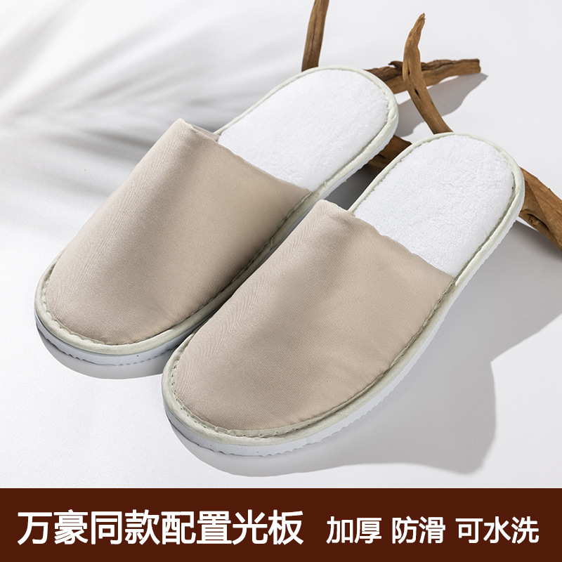 Solid color slippers, city style