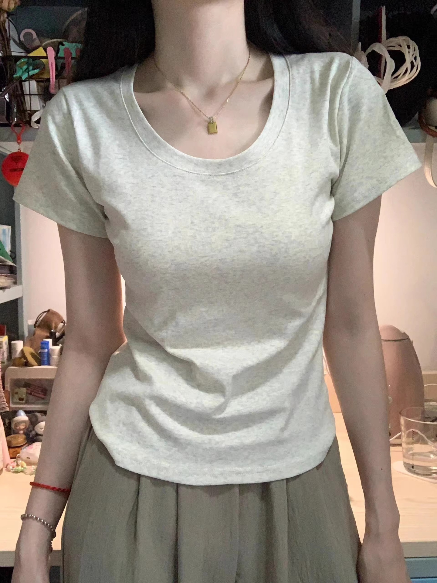 밝은 회색