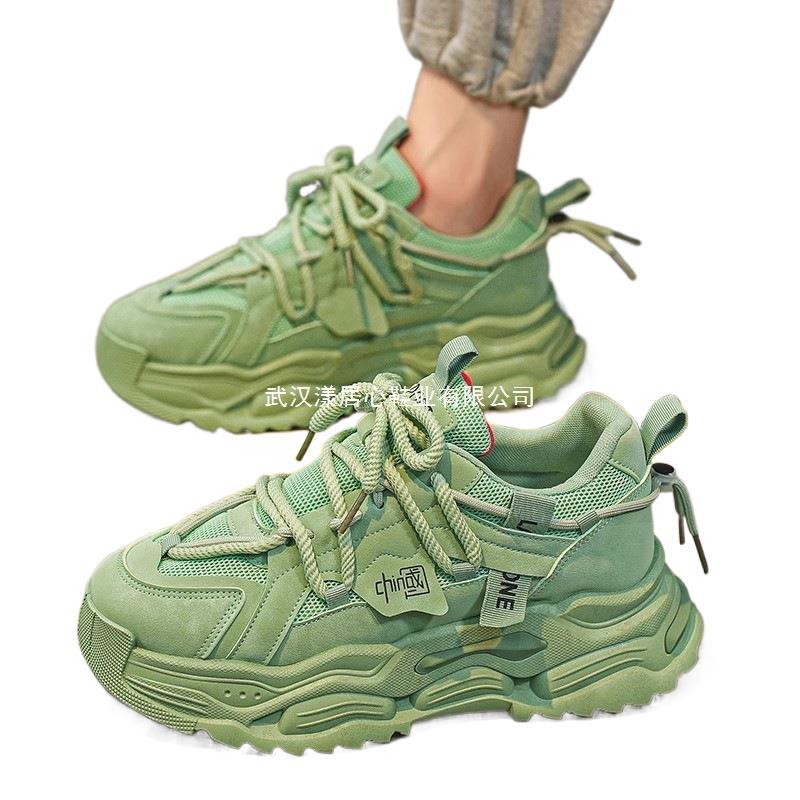 Zapatos de hombre de éxito en línea 2025 nuevos zapatos deportivos juveniles de otoño para correr casuales aumentados con suela gruesa zapatos de moda