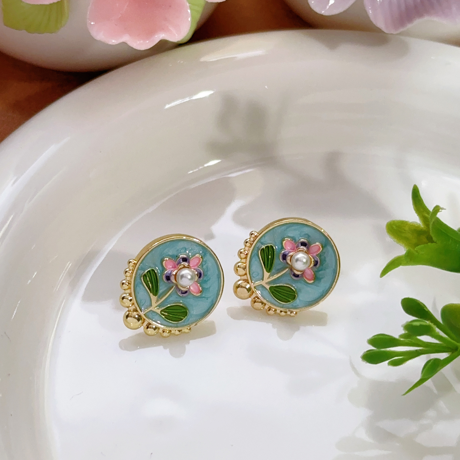 Pendientes de perlas Zhuji, temperamento blanco francés, pendientes antiguos, desplazamientos diarios, lujo ligero, joyería de orejas de alta gama al por mayor