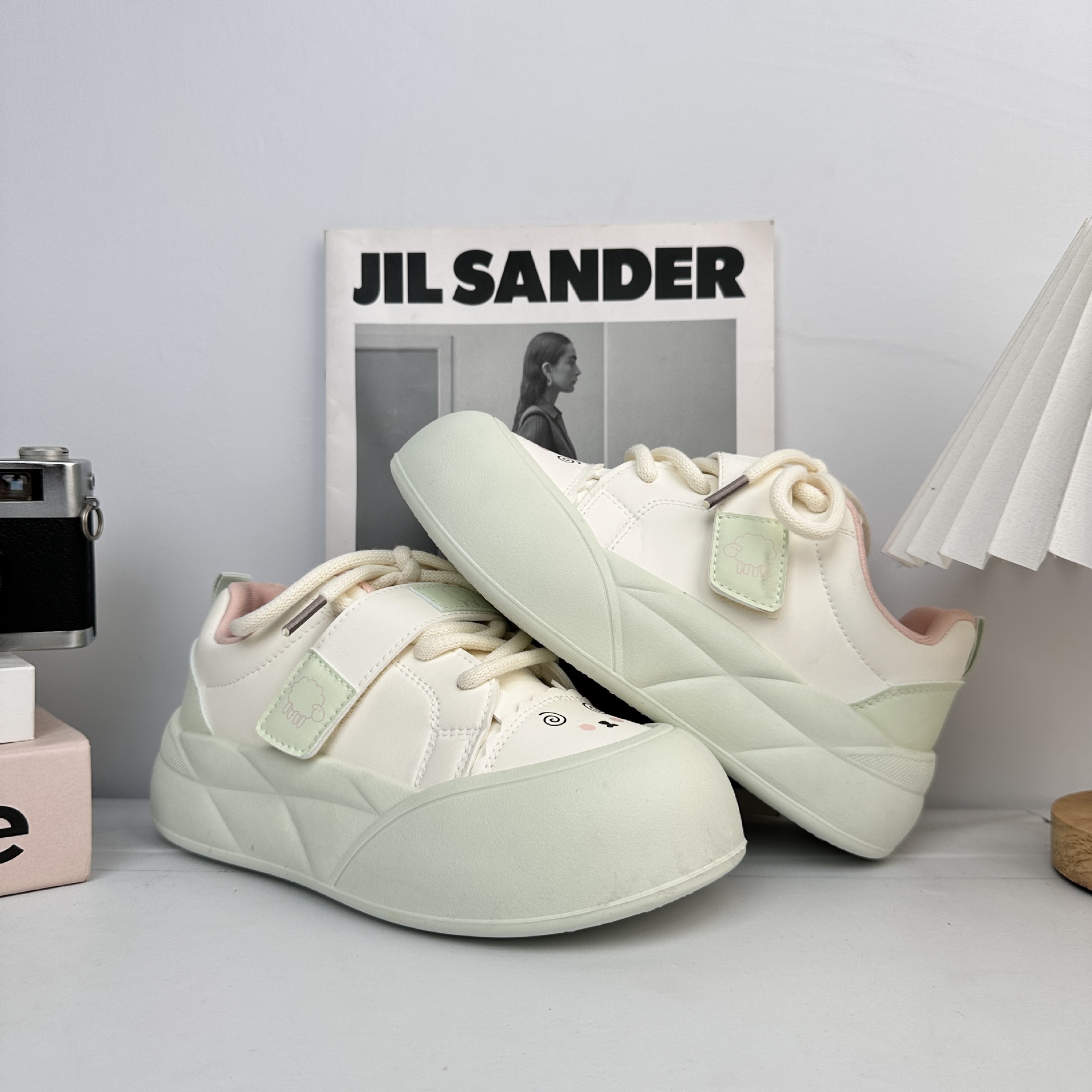 Zapatos de suela gruesa de larga onda para mujeres 2025 nuevos zapatos de nicho no chocan con zapatos blancos de primavera y otoño.