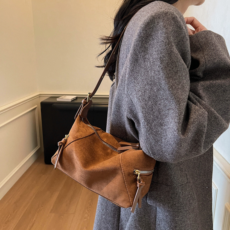 Bolsa de almohada de gamuza retro esmeriada, bolsa de hombro, bolsa de brazo, otoño y invierno de 2025, nueva bolsa de mochila para mujeres