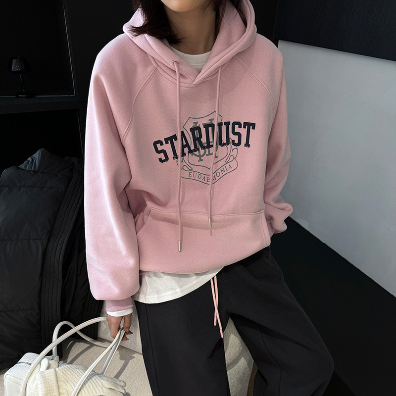 Lienuo American-Style Silver Fox Velvet Letter Print Hooded Fleece Sweatshirt for Women, 2025 Winter New Age-Reducing Long-Sleeve Top