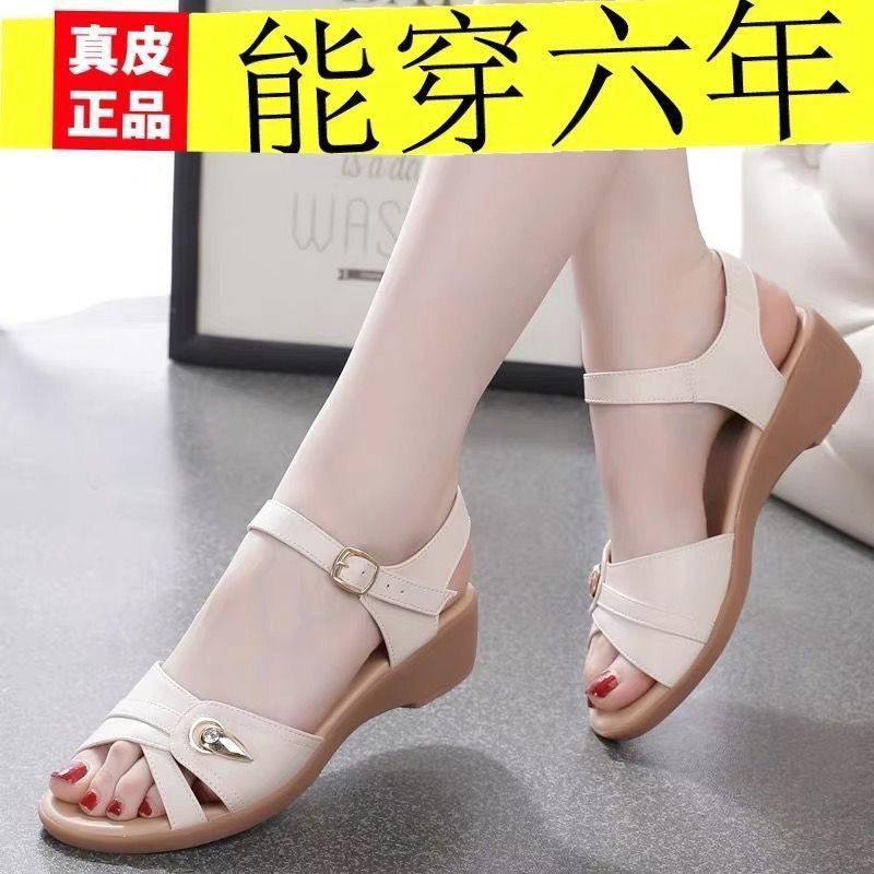 Nuevas sandalias de verano de 2025 para madres con tacones planos de cuero suave y suave para sandalias antideslizantes de mediana edad