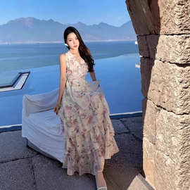 2026法式度假风印花挂脖雪纺蛋糕长裙女V领连衣裙沙滩裙子