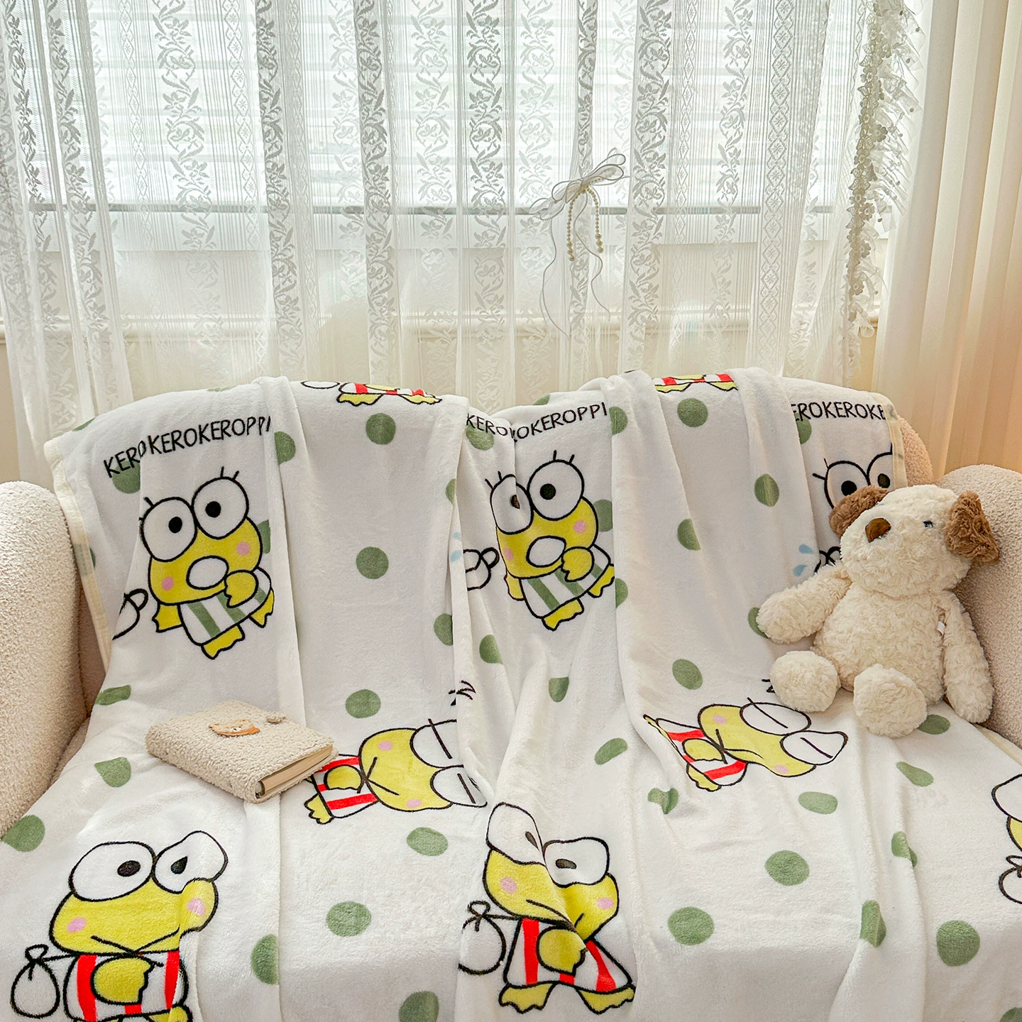 Плед (Sanrio) однослойный молочный велюр — гипоаллергенный с мультяшным принтом, на все сезоны, разные размеры