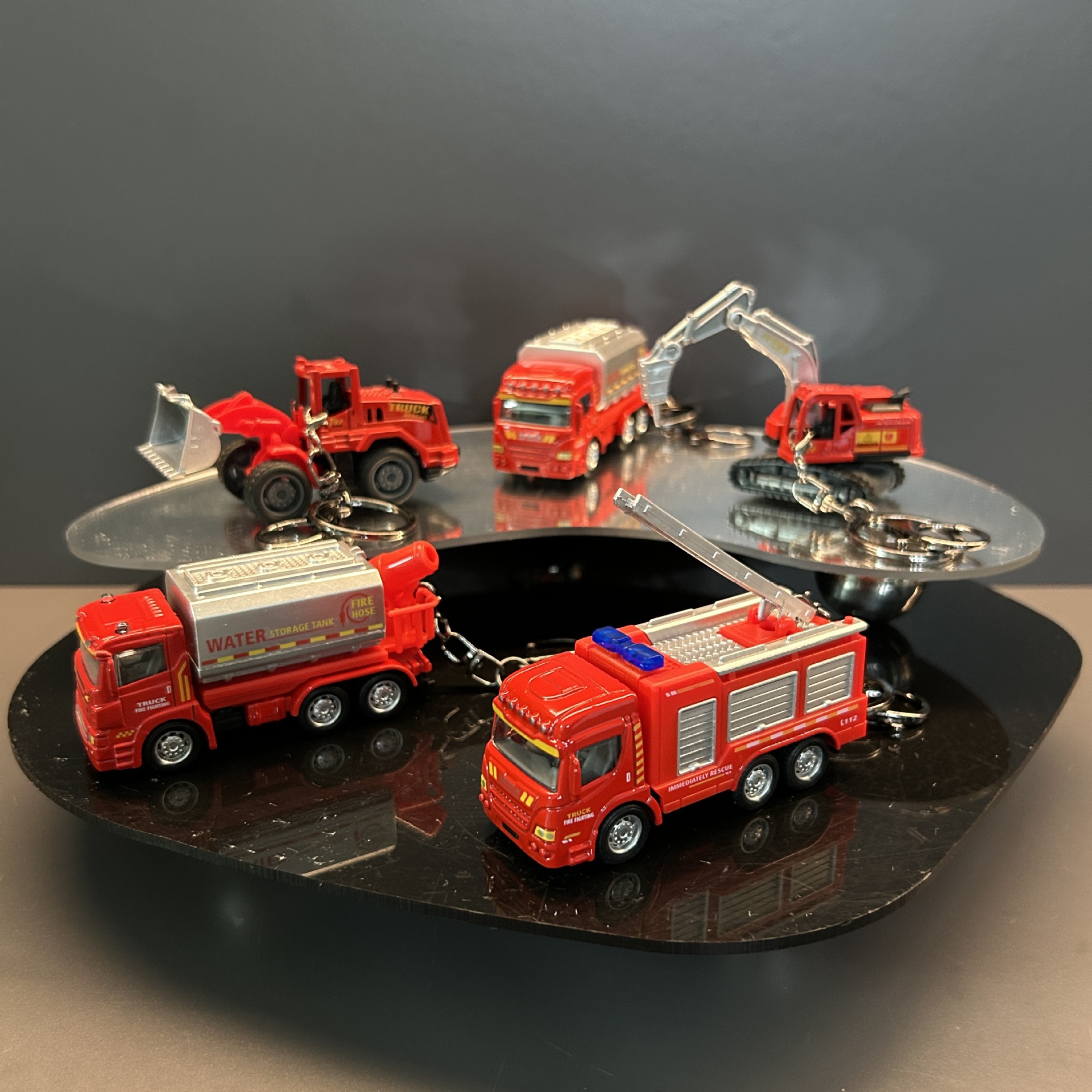 Mini camión de agua contra incendios excavadora modelo de aleación de deslizamiento llavero mochila colgante carro llavero pequeño regalo