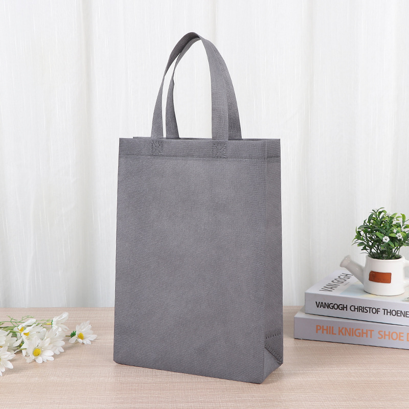 Bolsa de mano no tejida de color vertical en stock para aumentar el embalaje de regalo en blanco imprimible logotipo bolsas no tejidas